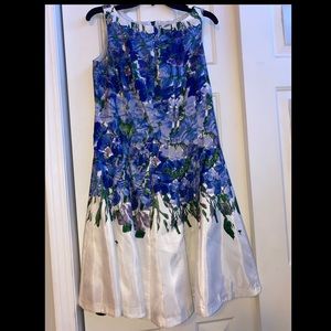 This is a nice Danny and Nicole size 8 floral blue and white dress.